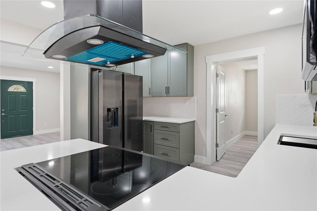 Image 15 of property listing at 3223 1ST AVENUE W, Bradenton, FL 34205