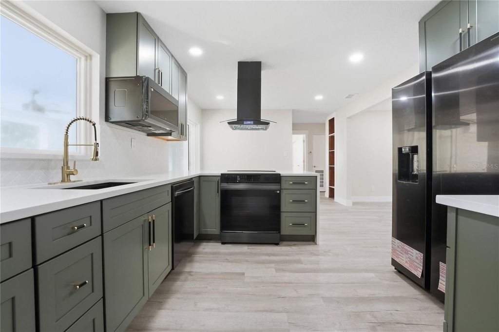 Image 16 of property listing at 3223 1ST AVENUE W, Bradenton, FL 34205