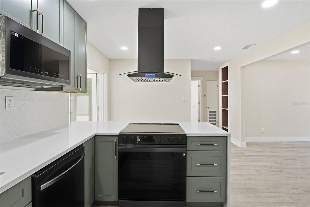 Image 17 of property listing at 3223 1ST AVENUE W, Bradenton, FL 34205