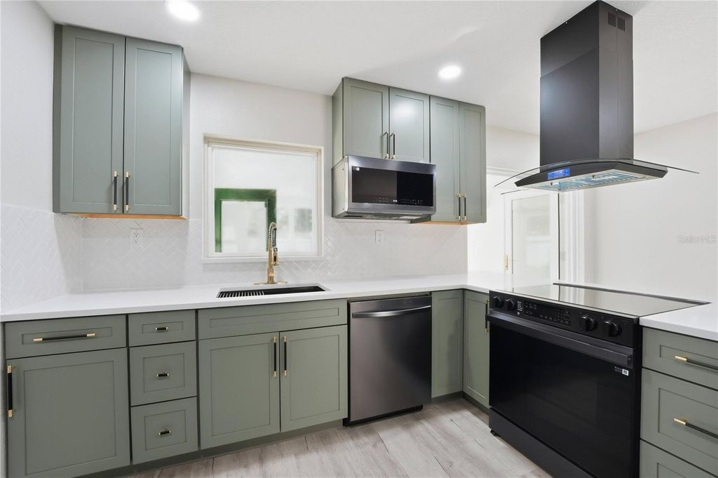 Image 18 of property listing at 3223 1ST AVENUE W, Bradenton, FL 34205