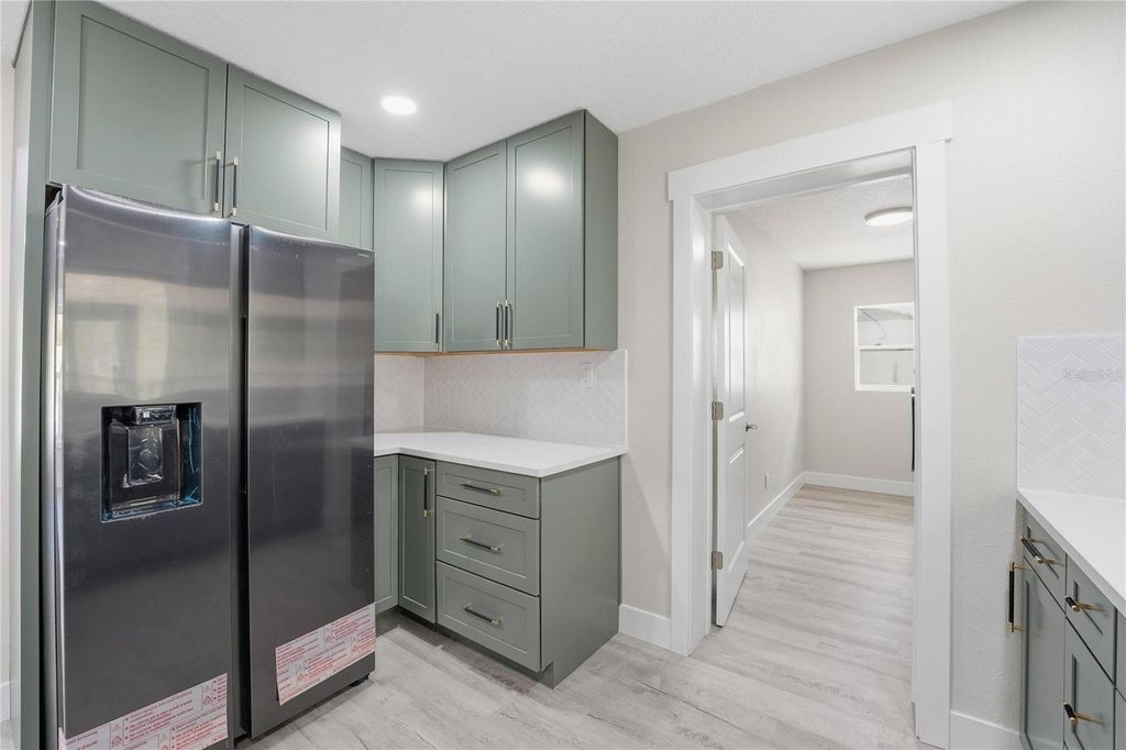 Image 20 of property listing at 3223 1ST AVENUE W, Bradenton, FL 34205