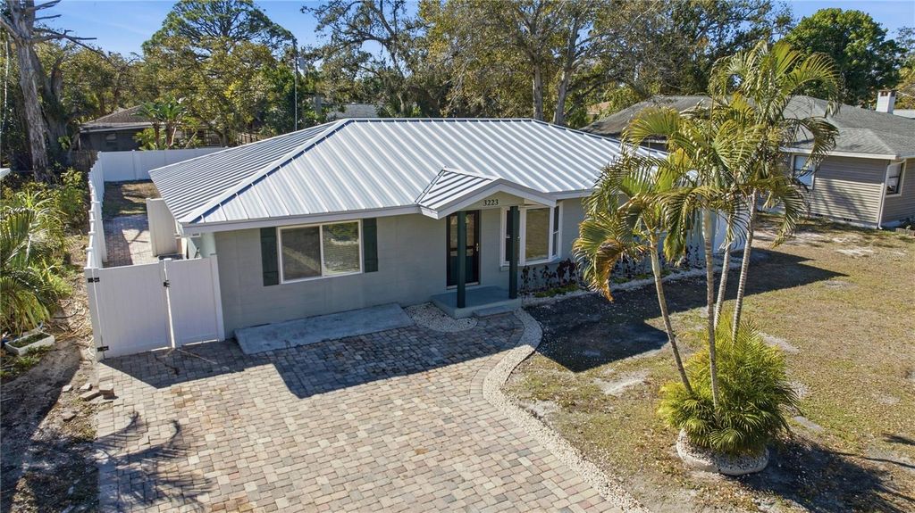 Image 3 of property listing at 3223 1ST AVENUE W, Bradenton, FL 34205