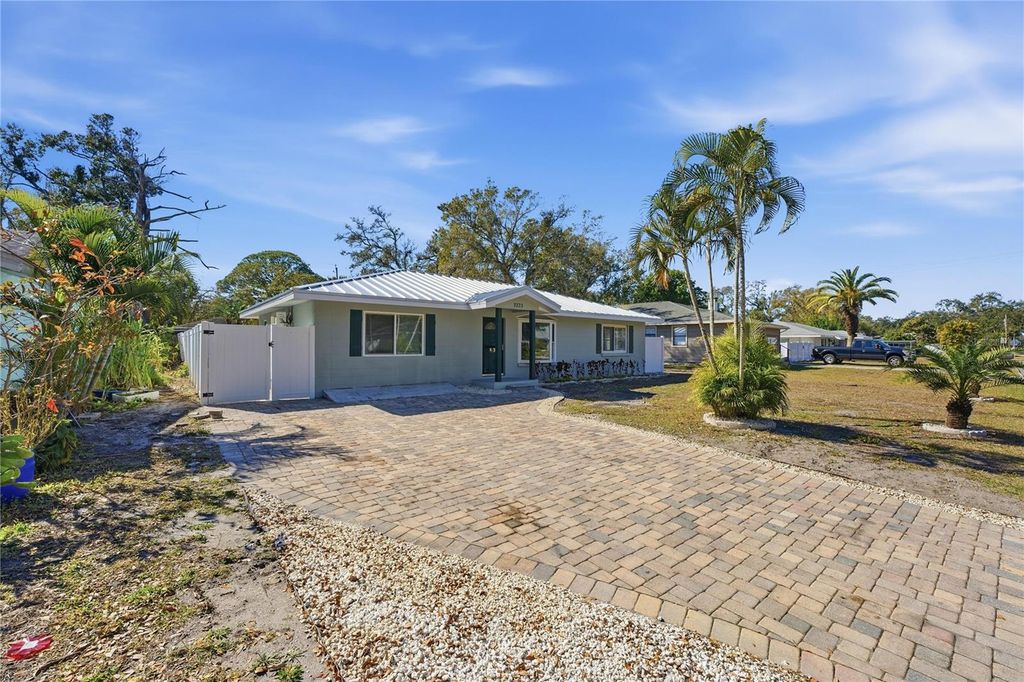 Image 4 of property listing at 3223 1ST AVENUE W, Bradenton, FL 34205
