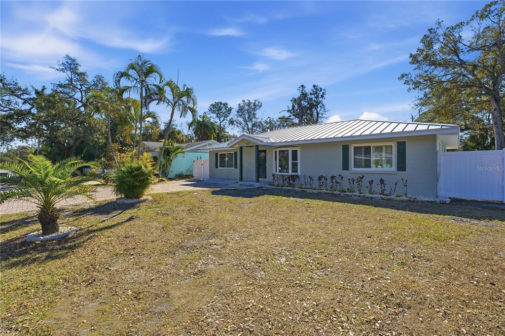 Image 5 of property listing at 3223 1ST AVENUE W, Bradenton, FL 34205