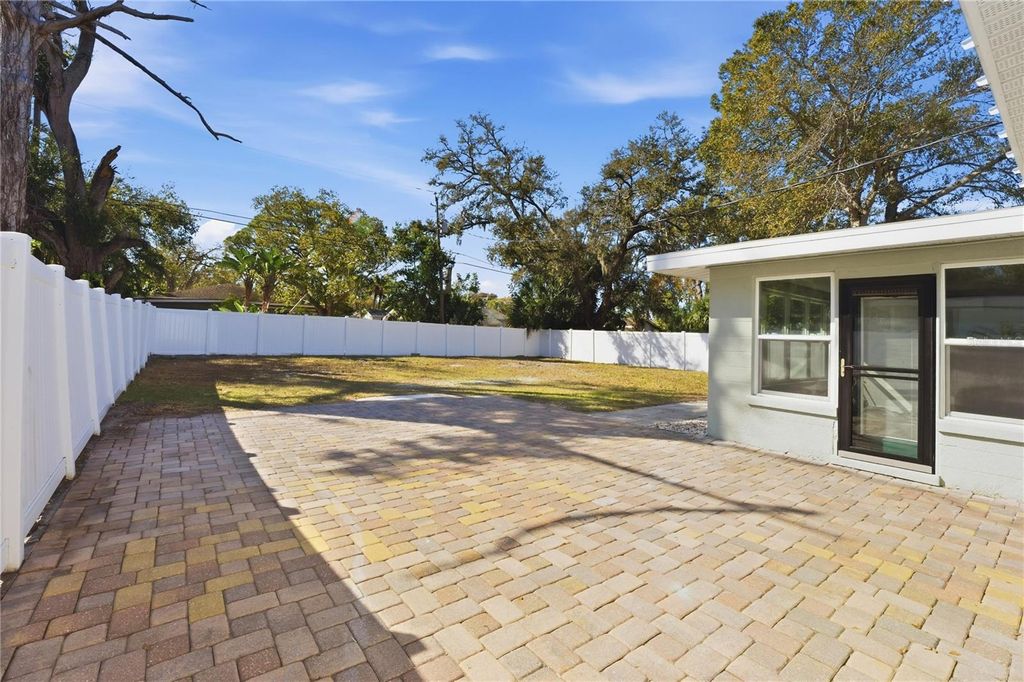 Image 41 of property listing at 3223 1ST AVENUE W, Bradenton, FL 34205