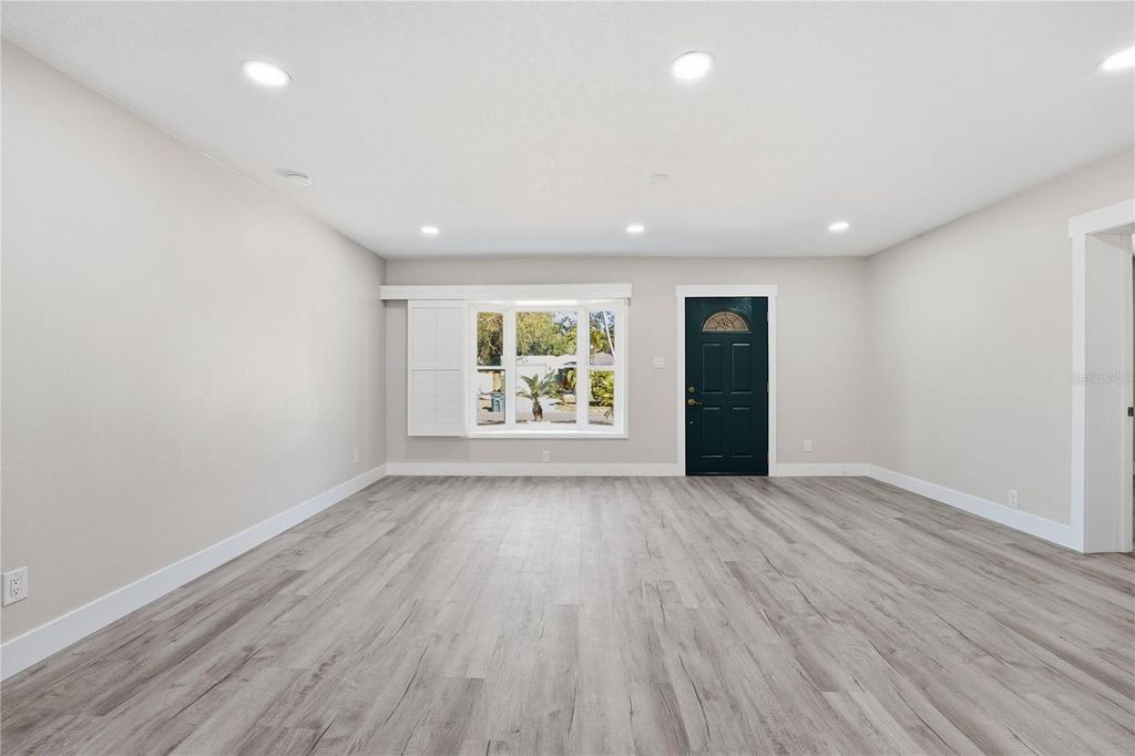 Image 7 of property listing at 3223 1ST AVENUE W, Bradenton, FL 34205