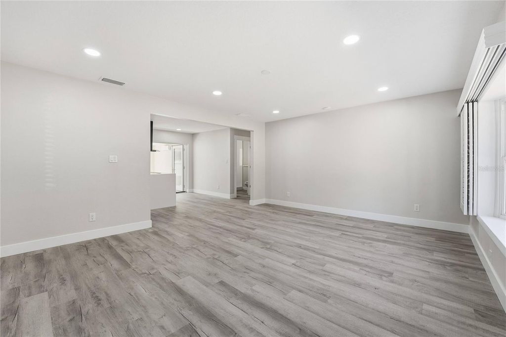 Image 8 of property listing at 3223 1ST AVENUE W, Bradenton, FL 34205