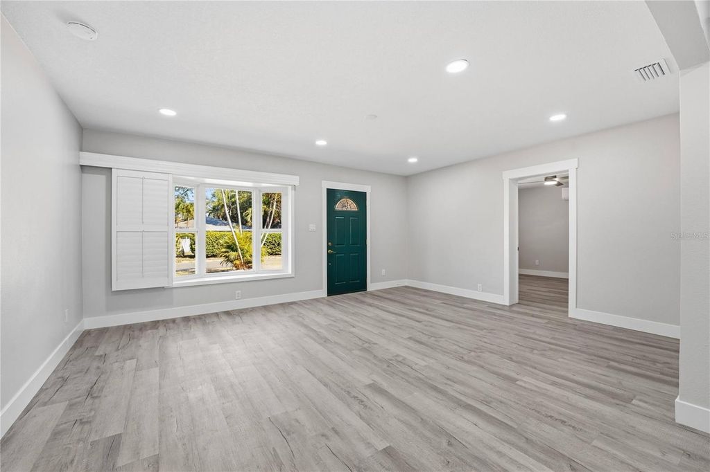 Image 9 of property listing at 3223 1ST AVENUE W, Bradenton, FL 34205