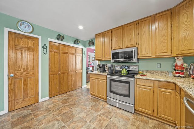 3 Crystal Brook Court, Islip, NY 11751