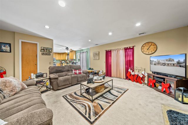 3 Crystal Brook Court, Islip, NY 11751