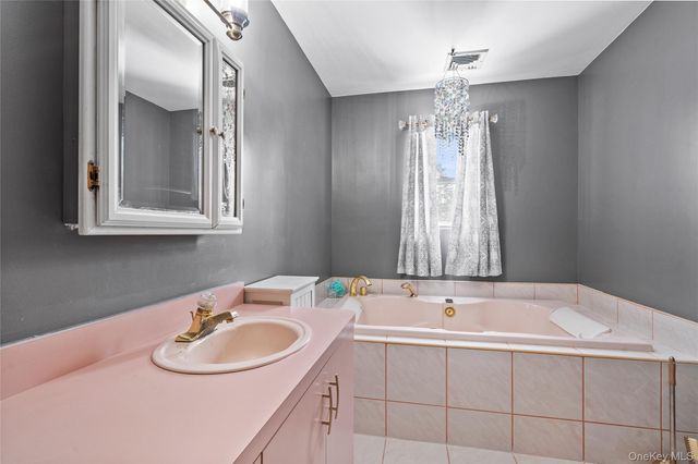 3 Crystal Brook Court, Islip, NY 11751