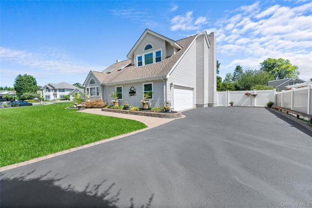 3 Crystal Brook Court, Islip, NY 11751