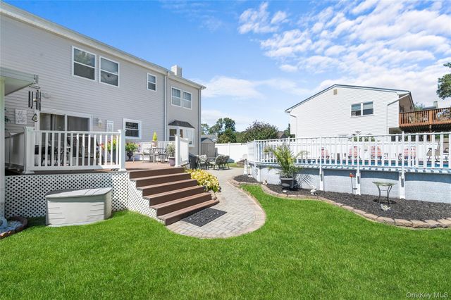 3 Crystal Brook Court, Islip, NY 11751