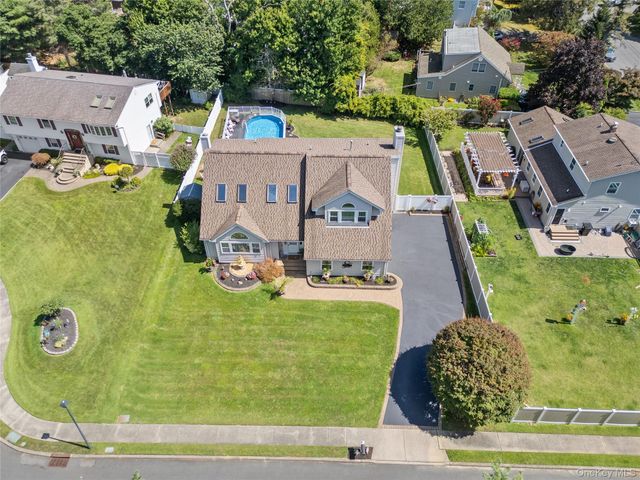 3 Crystal Brook Court, Islip, NY 11751