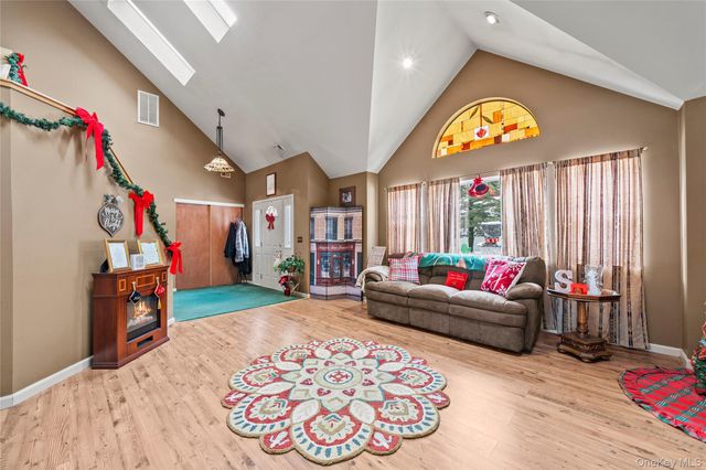 3 Crystal Brook Court, Islip, NY 11751