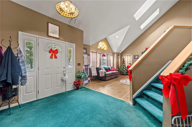 3 Crystal Brook Court, Islip, NY 11751