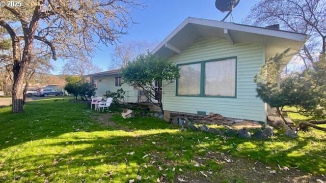 333 W Park Street, Grants Pass, OR 97527