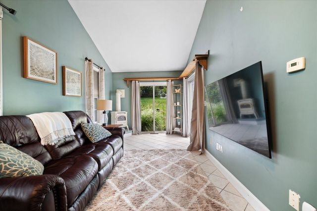 5 Field St, Auburn, MA 01501