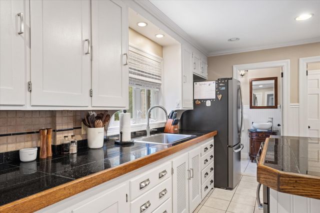 5 Field St, Auburn, MA 01501