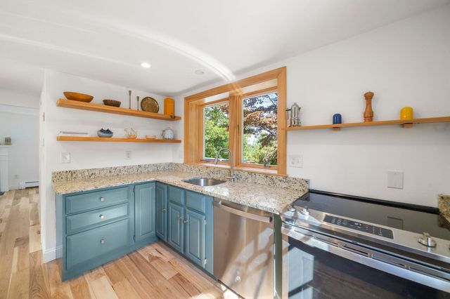 32 Grandview Dr, Plymouth, MA 02360