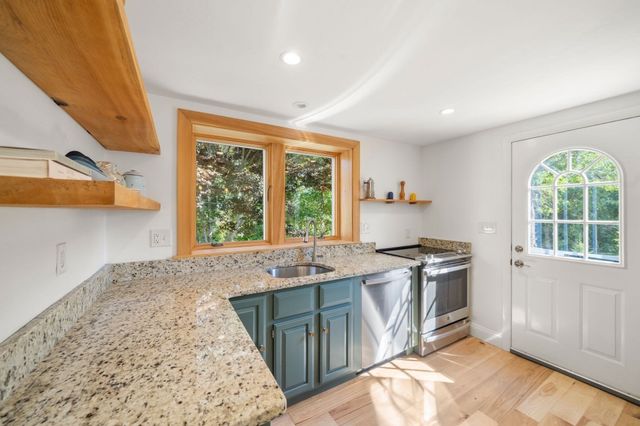 32 Grandview Dr, Plymouth, MA 02360