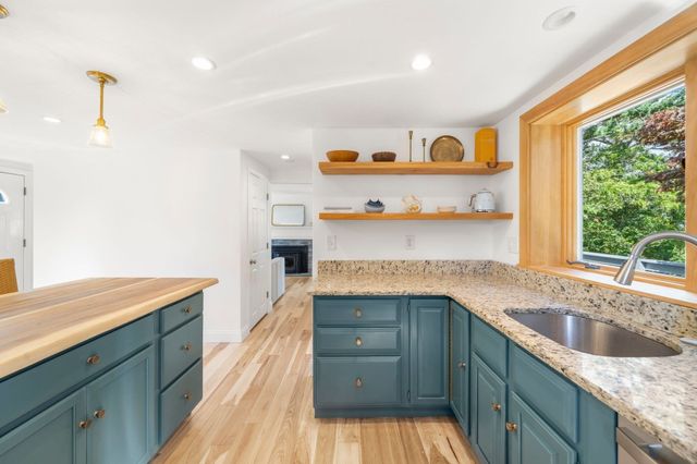 32 Grandview Dr, Plymouth, MA 02360