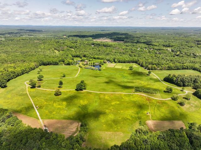14 Bartlett Road, Kensington, NH 03833