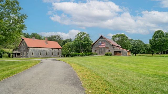 14 Bartlett Road, Kensington, NH 03833