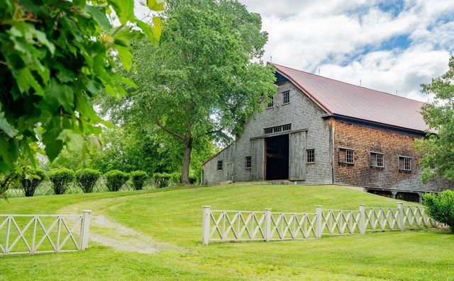 14 Bartlett Road, Kensington, NH 03833