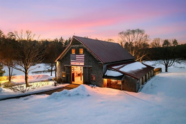 14 Bartlett Road, Kensington, NH 03833