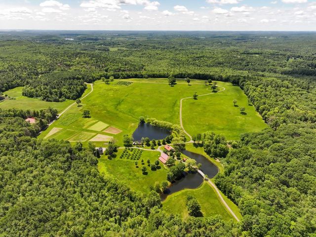 14 Bartlett Road, Kensington, NH 03833
