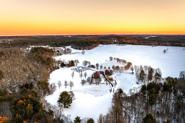 14 Bartlett Road, Kensington, NH 03833