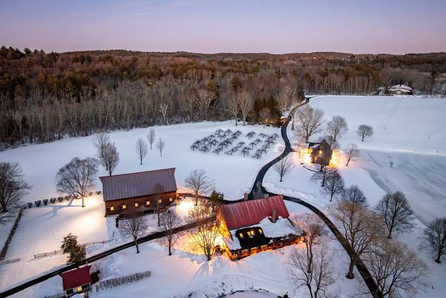 14 Bartlett Road, Kensington, NH 03833