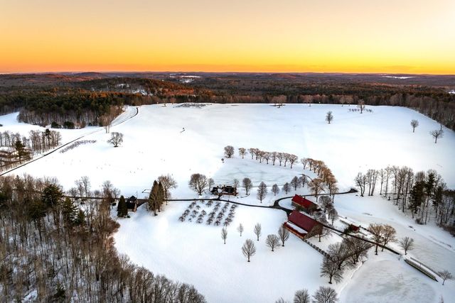 14 Bartlett Road, Kensington, NH 03833