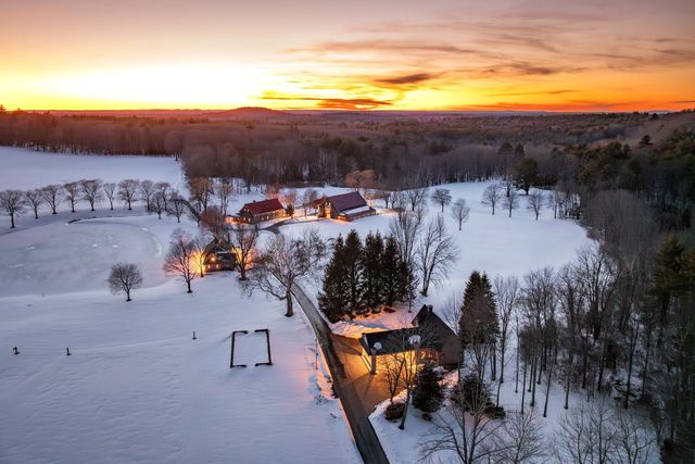 14 Bartlett Road, Kensington, NH 03833