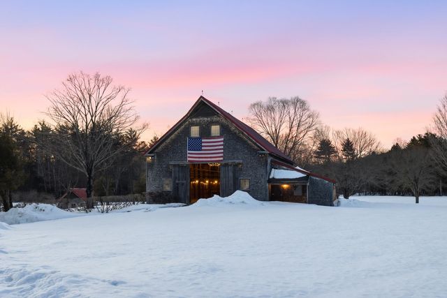 14 Bartlett Road, Kensington, NH 03833
