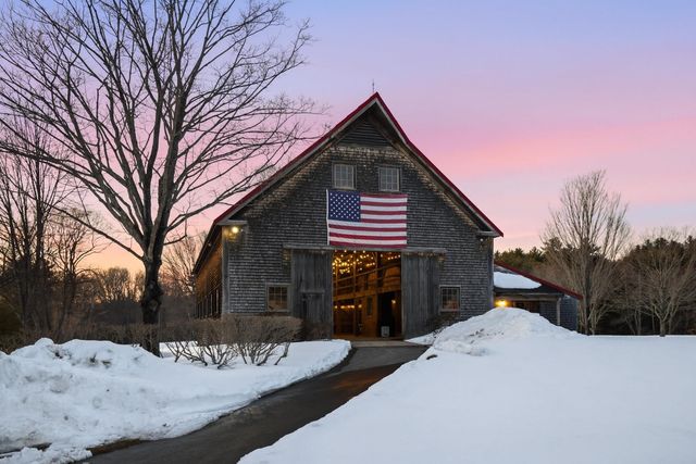 14 Bartlett Road, Kensington, NH 03833