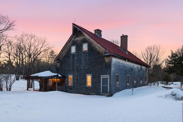 14 Bartlett Road, Kensington, NH 03833