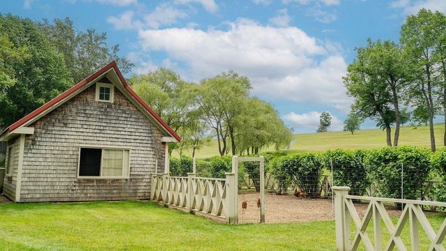 14 Bartlett Road, Kensington, NH 03833