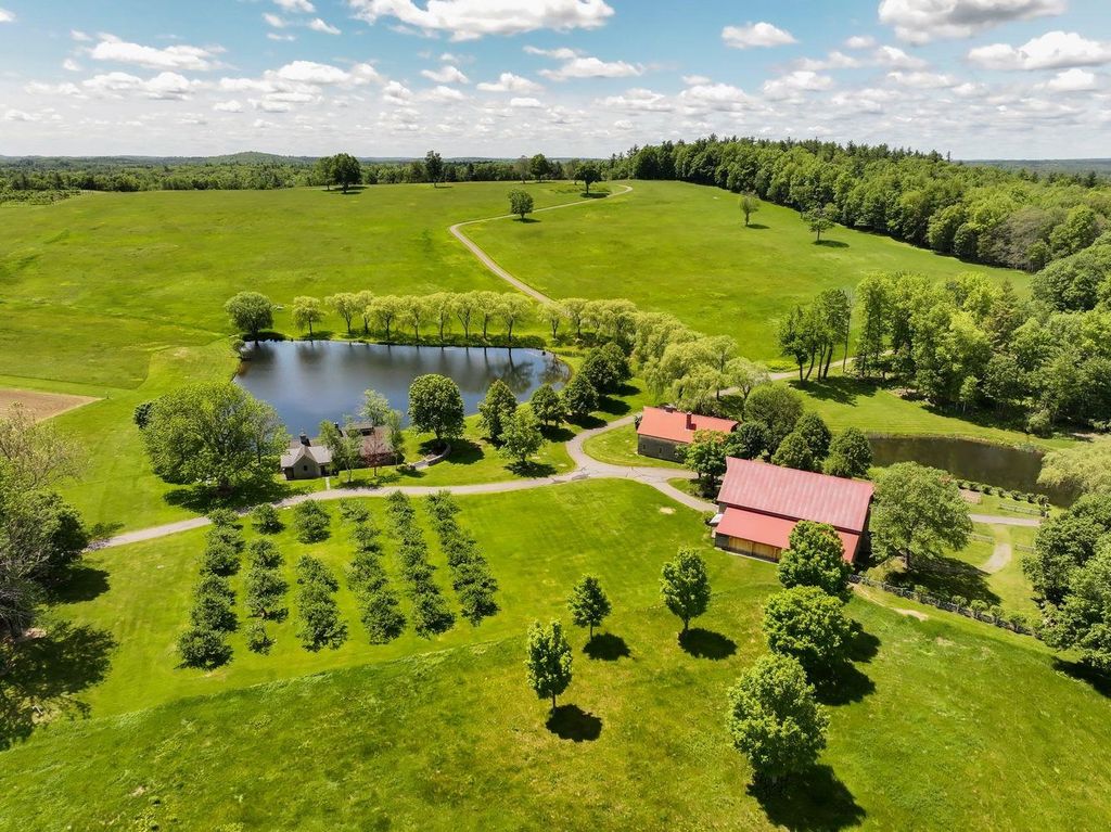 14 Bartlett Road, Kensington, NH 03833