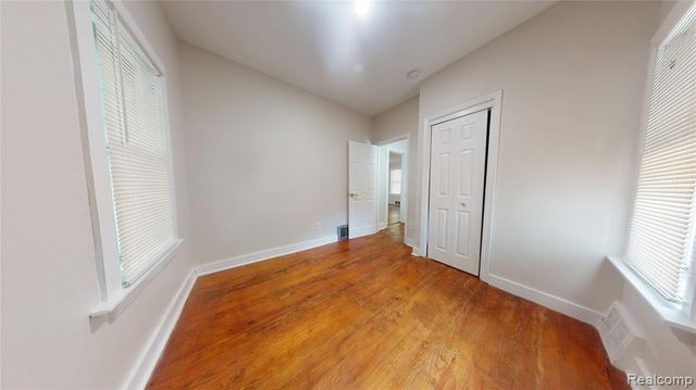 54 W Hopkins Avenue, Pontiac, MI 48340