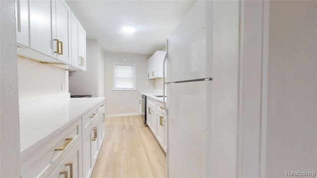 54 W Hopkins Avenue, Pontiac, MI 48340