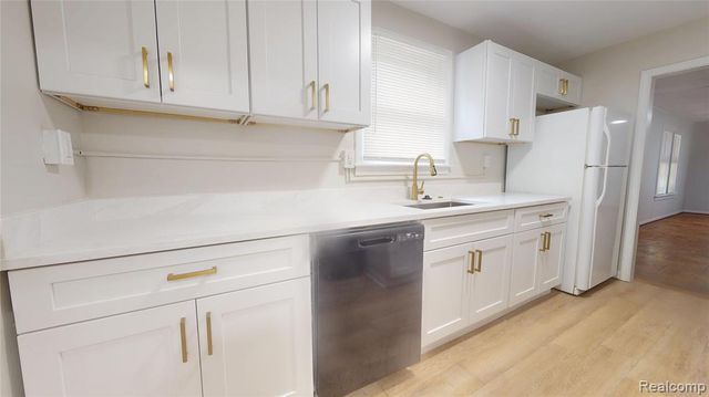 54 W Hopkins Avenue, Pontiac, MI 48340