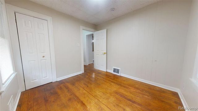 54 W Hopkins Avenue, Pontiac, MI 48340