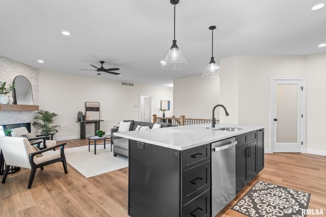 424 Manor Hill Drive, Chatham, IL 62629