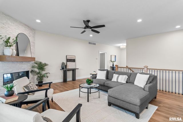 424 Manor Hill Drive, Chatham, IL 62629