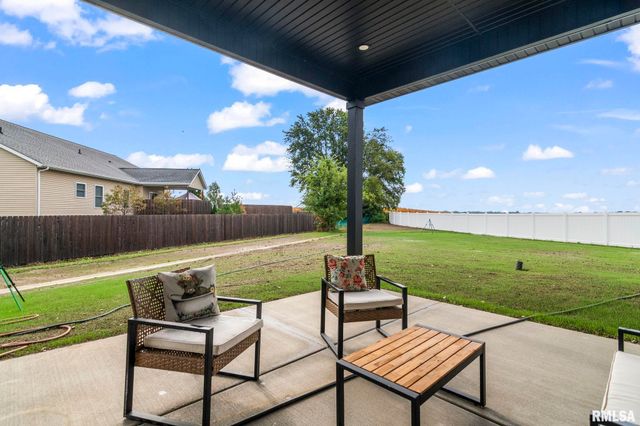 424 Manor Hill Drive, Chatham, IL 62629