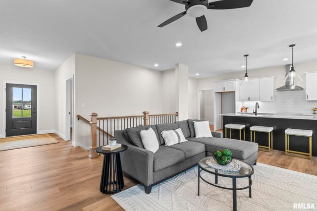 424 Manor Hill Drive, Chatham, IL 62629