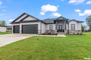 424 Manor Hill Drive, Chatham, IL 62629