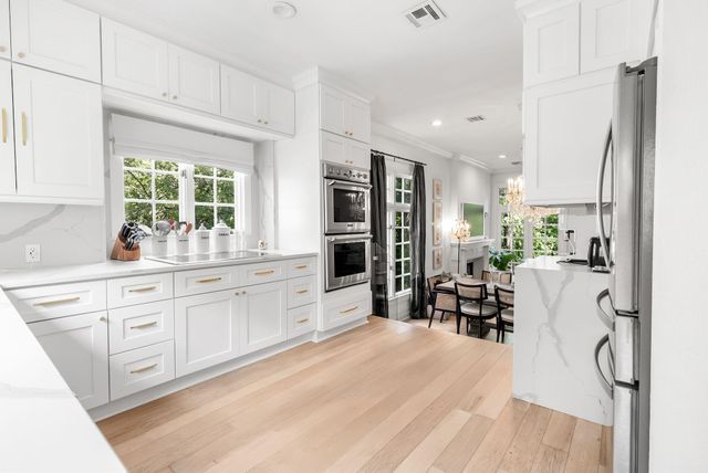 1937 Rue de Saint Tropez 10, Austin, TX 78746
